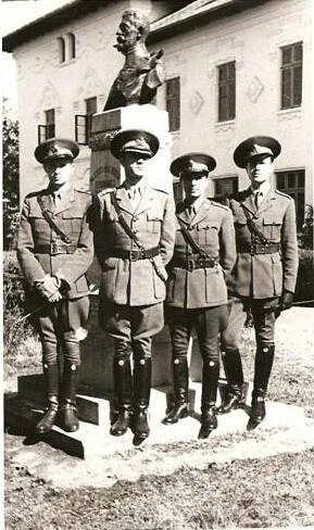 1945 - în fața bustului Regelui Ferdinand I (1914-1927), de la Şcoala de Ofițeri de Cavalerie din Târgovişte maior Andrei Cristescu, lt. Gheorghe Bălăuță, lt. Nicolae Leafu, lt. Ştefan Velea.